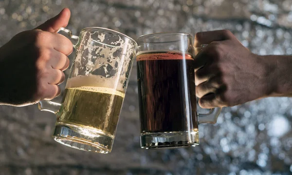 Manos Hombres Que Tintinean Vasos Vidrio Con Cerveza Clara Oscura —  Fotos de Stock