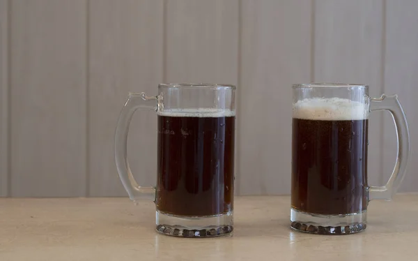 Dos Tazas Vidrio Con Oscuro Cerveza Mesa —  Fotos de Stock