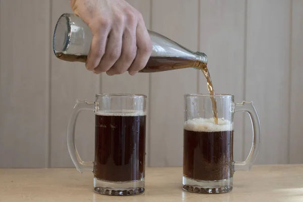 Hand Van Een Man Die Donker Bier Uit Een Fles — Stockfoto