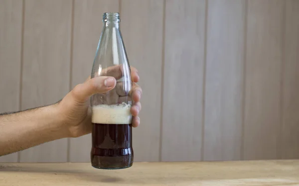 Botella Con Cerveza Negra Mano Hombre —  Fotos de Stock