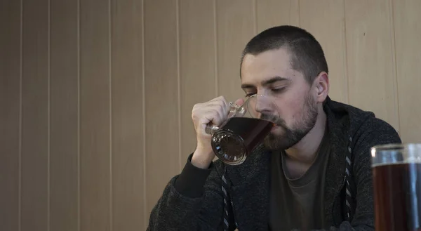 Una Giovane Bruna Dai Capelli Corti Con Barba Beve Birra — Foto Stock