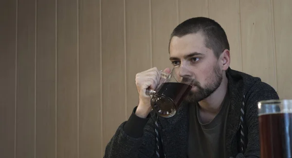 Una Giovane Bruna Dai Capelli Corti Con Barba Beve Birra — Foto Stock