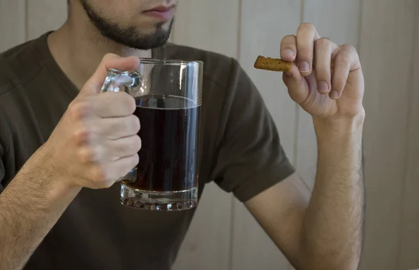 Una Giovane Bruna Dai Capelli Corti Con Barba Beve Kvass — Foto Stock