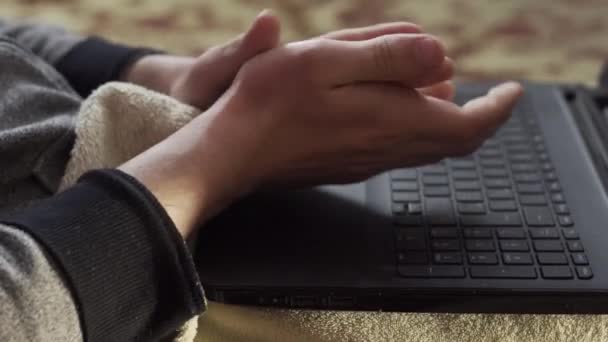 Ένας Άντρας Ψέκασε Χέρια Του Αντισηπτικό Και Τύπους Στον Υπολογιστή — Αρχείο Βίντεο