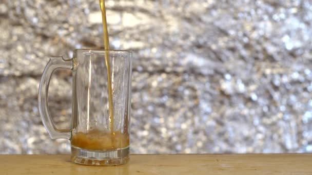 Cidre Sombre Mousseux Est Versé Dans Une Tasse Verre Des — Video