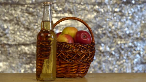 Ein Lichtstrahl Reflektiert Eine Flasche Apfelmost Die Neben Einem Korb — Stockvideo