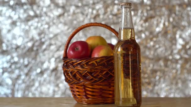 Promień Światła Odbija Się Butelce Cydru Stojącej Obok Koszyka Jabłek — Wideo stockowe