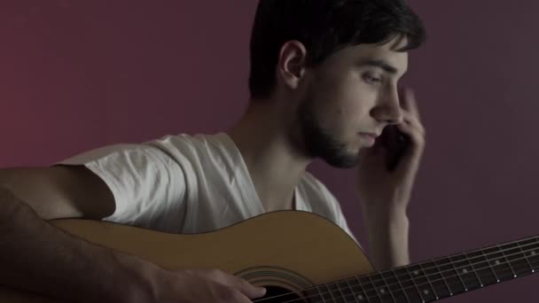 Adam Evde Yalnızken Akustik Gitar Çalıyor Sonra Onu Arıyorlar Telefonla — Stok video