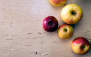 Masada duran taze elmalarla dolu bir arka plan..