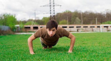 Stadyumda fiziksel egzersiz yapan yakışıklı adam..