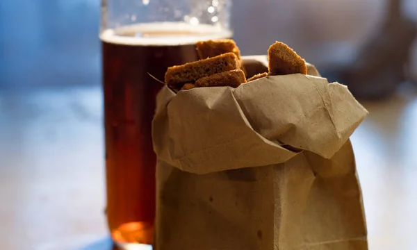 Bicchiere Birra Sacchetto Carta Con Cracker Sul Tavolo — Foto Stock