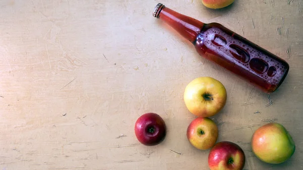 Background Bottle Red Cider Fresh Apples Lie Table — Stock Photo, Image