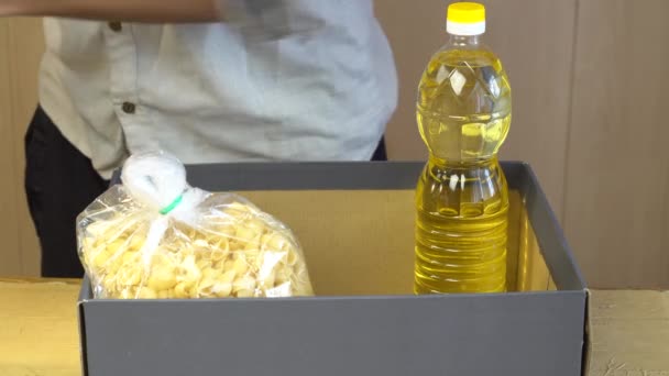 Hombre Poniendo Comida Donate Box Donación Concepto Caridad Donaciones Los — Vídeos de Stock