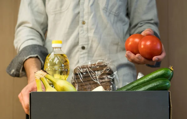 Uomo Mette Pomodori Una Scatola Delle Donazioni Donazioni Bisognosi Agli — Foto Stock