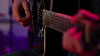 Gitarist siyah akustik gitar çalıyor..