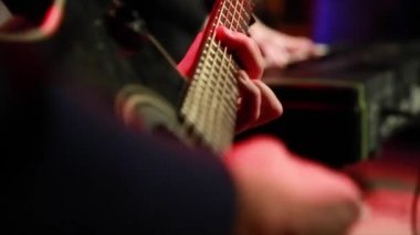 Gitarist enerjik bir şekilde sahnede siyah akustik gitar nükteli müzik grubu çalıyor..