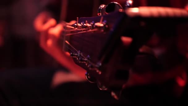 Muzikant speelt prachtige akoestische gitaar op het podium — Stockvideo