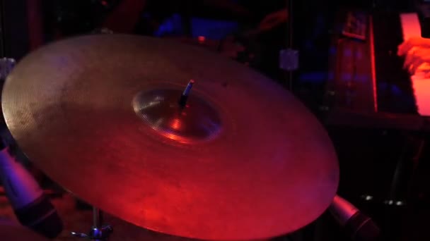 El tambor golpea el tambor cimbal con un palo.. — Vídeos de Stock
