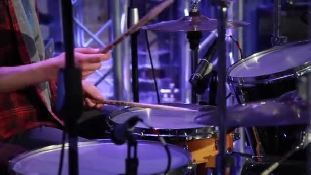 O baterista toca o tambor um bastão. — Vídeo de Stock