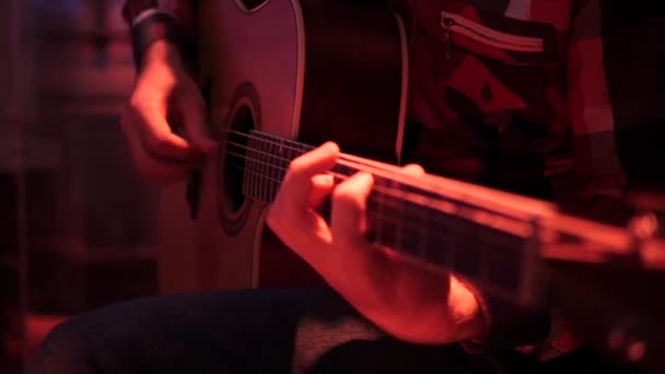 Músico toca hermosa guitarra acústica en el escenario . — Vídeo de stock