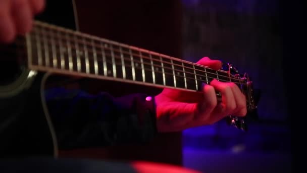 Gitarrist spielt schwarze Akustikgitarre als Pick. — Stockvideo