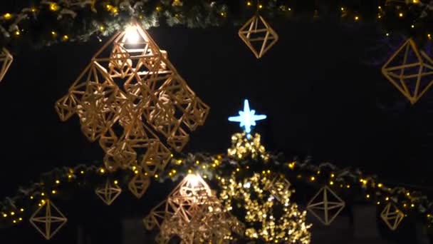 Navidad juguetes de madera en las luces de la ciudad — Vídeo de stock