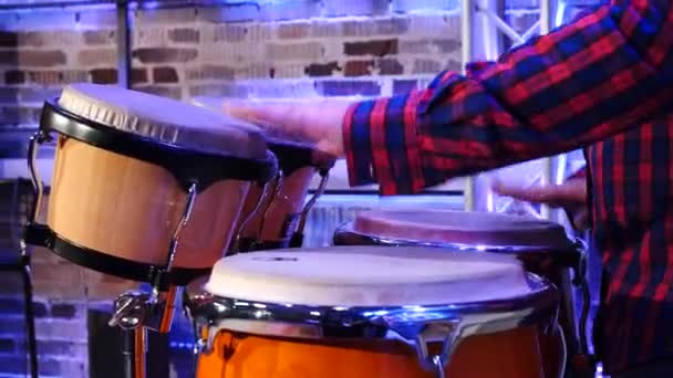 Musicista suona vigorosamente percussioni con palme delle sue mani. — Video Stock