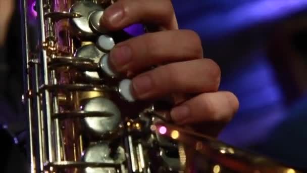 Die Finger eines Saxofonisten, der auf der Bühne Saxofon spielt — Stockvideo