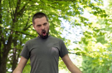 Sakallı genç bir adam öfkeyle parktan çıkar. Öfke ve nefretin duygusal ifadesi