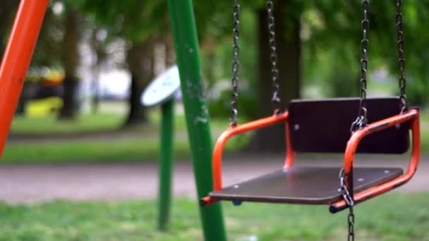 Une Balançoire Vide Balançant Sur Des Chaînes Dans Parc Pour — Video