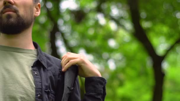 Yakışıklı Beyaz Sakallı Adam Sırt Çantasını Çıkardı Parkta Sırt Çantalı — Stok video