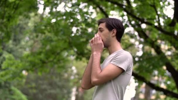 Ung Kaukasisk Man Blåser Näsan Parken Grund Vårallergier — Stockvideo