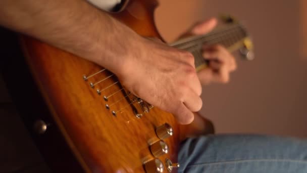 Ένας Νεαρός Παίζει Ηλεκτρική Κιθάρα Στο Σπίτι Χρυσή Κεχριμπαρένια Κιθάρα — Αρχείο Βίντεο