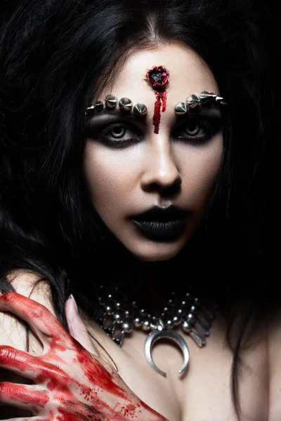 머리와 그녀의 목에 총알으로 악마 소녀. 할로윈에 대 한 이미지. — 스톡 사진