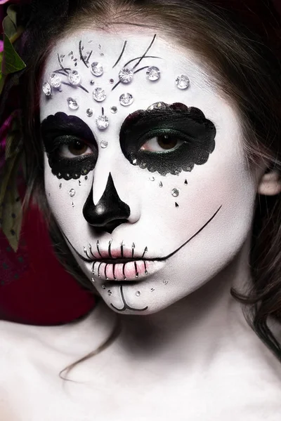 Kvinna i Halloween smink - mexikanska Santa Muerte mask. — Stockfoto