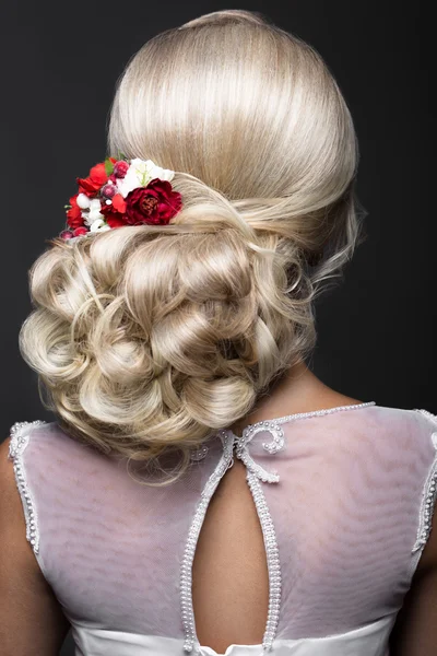 Mooi blond meisje in beeld van de bruid met lichtpaarse bloemen op haar hoofd. Het gezicht van de schoonheid. Kapsel terug bekijken — Stockfoto