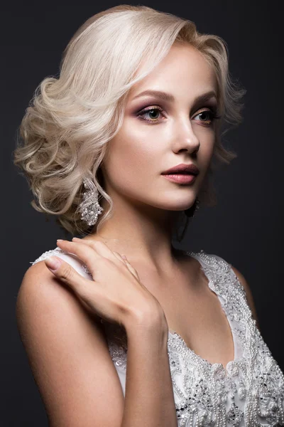 Beautiful blond girl in image of the bride with wedding accessories on her head. Beauty face. — Stock Photo, Image