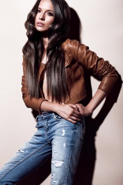 Bukleler günlük giysiler içinde alışılmadık çekici güzel moda kadın. Güzellik yüz ve vücut. Test fotoğrafları.