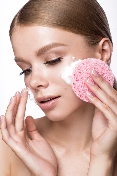 Vacker ung flicka med svamp och foam cleanser, fransk manikyr. Vackert ansikte. — Stockfoto