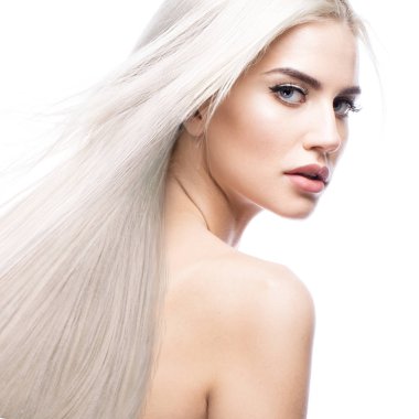 Güzel sarışın kız bir mükemmel düz saç ve klasik makyaj ile hareket ettirin. Güzellik.