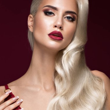 Güzel sarışın kıvırcık, kırmızı dudaklar, iç çamaşırı ile Hollywood şekilde. Güzellik ve saç.