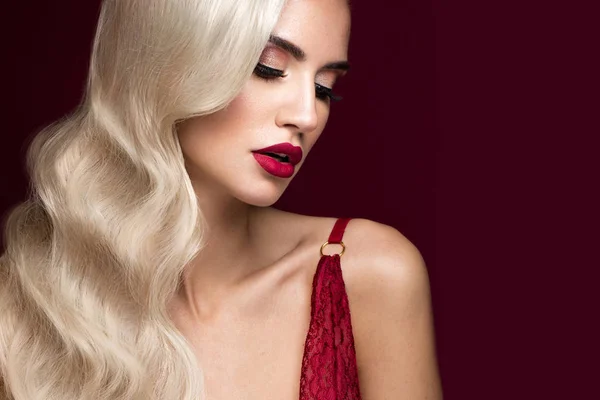 Vacker blondin i en Hollywood sätt med lockar, röda läppar, underkläder. Skönhet ansikte och hår. — Stockfoto