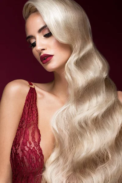 Belle blonde de manière hollywoodienne avec boucles, lèvres rouges, lingerie. Beauté visage et cheveux . — Photo