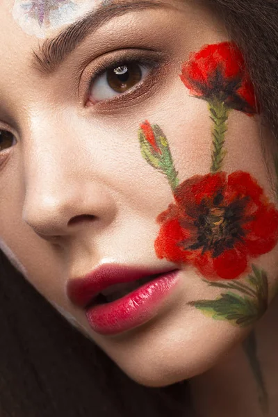 Hermosa chica morena con rizos y un patrón floral en la cara. Flores de belleza . — Foto de Stock