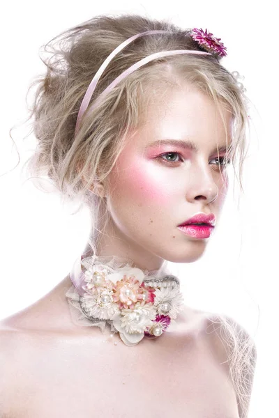 Linda menina da moda loira com flores no pescoço e em seu cabelo, maquiagem nua molhada. Cara de beleza . — Fotografia de Stock