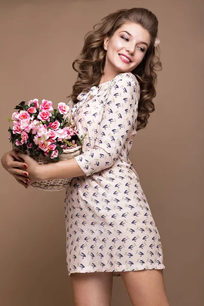 Rapariga fresca, vestido de seda leve, sorriso, cachos retro pin-up estilo com cesta de flores. Rosto de beleza, corpo . — Fotografia de Stock
