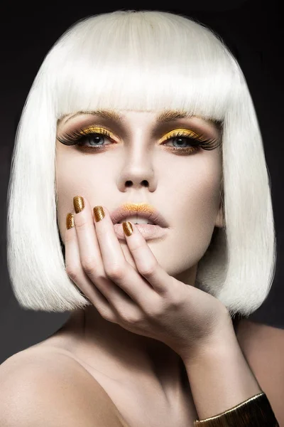 Menina bonita em uma peruca branca, com maquiagem dourada e unhas. Imagem comemorativa. Cara de beleza — Fotografia de Stock