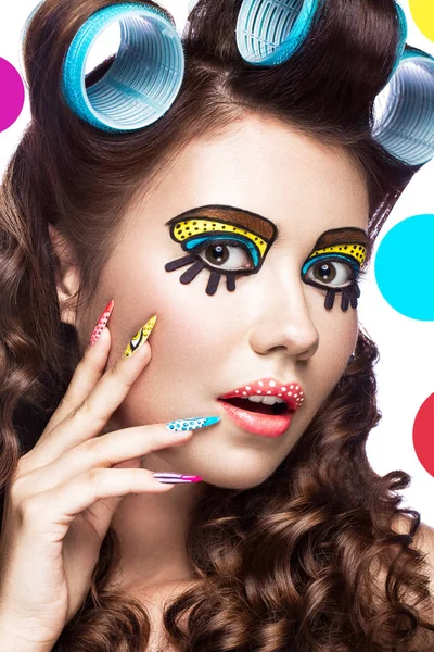 Foto av förvånad ung kvinna med professionella komisk pop konst make-up och design manikyr. Kreativa skönhet stil. — Stockfoto