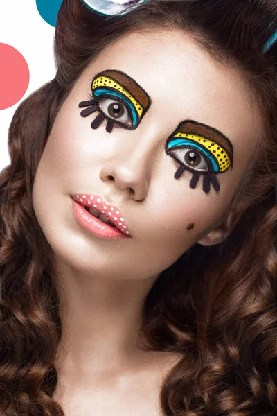 Foto av förvånad ung kvinna med professionella komisk pop konst make-up och design manikyr. Kreativa skönhet stil. — Stockfoto