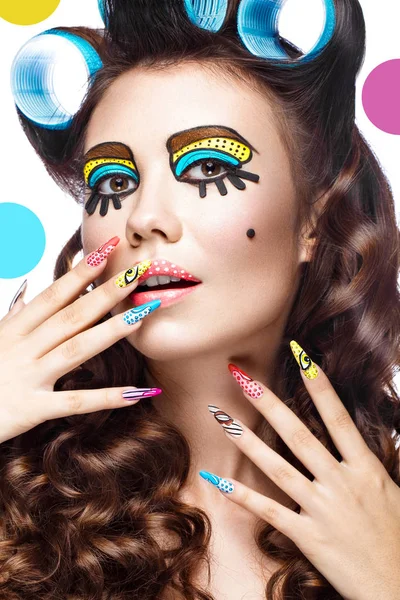 Photo de jeune femme surprise avec maquillage et manucure professionnelle de pop art comique. Style beauté créatif . — Photo